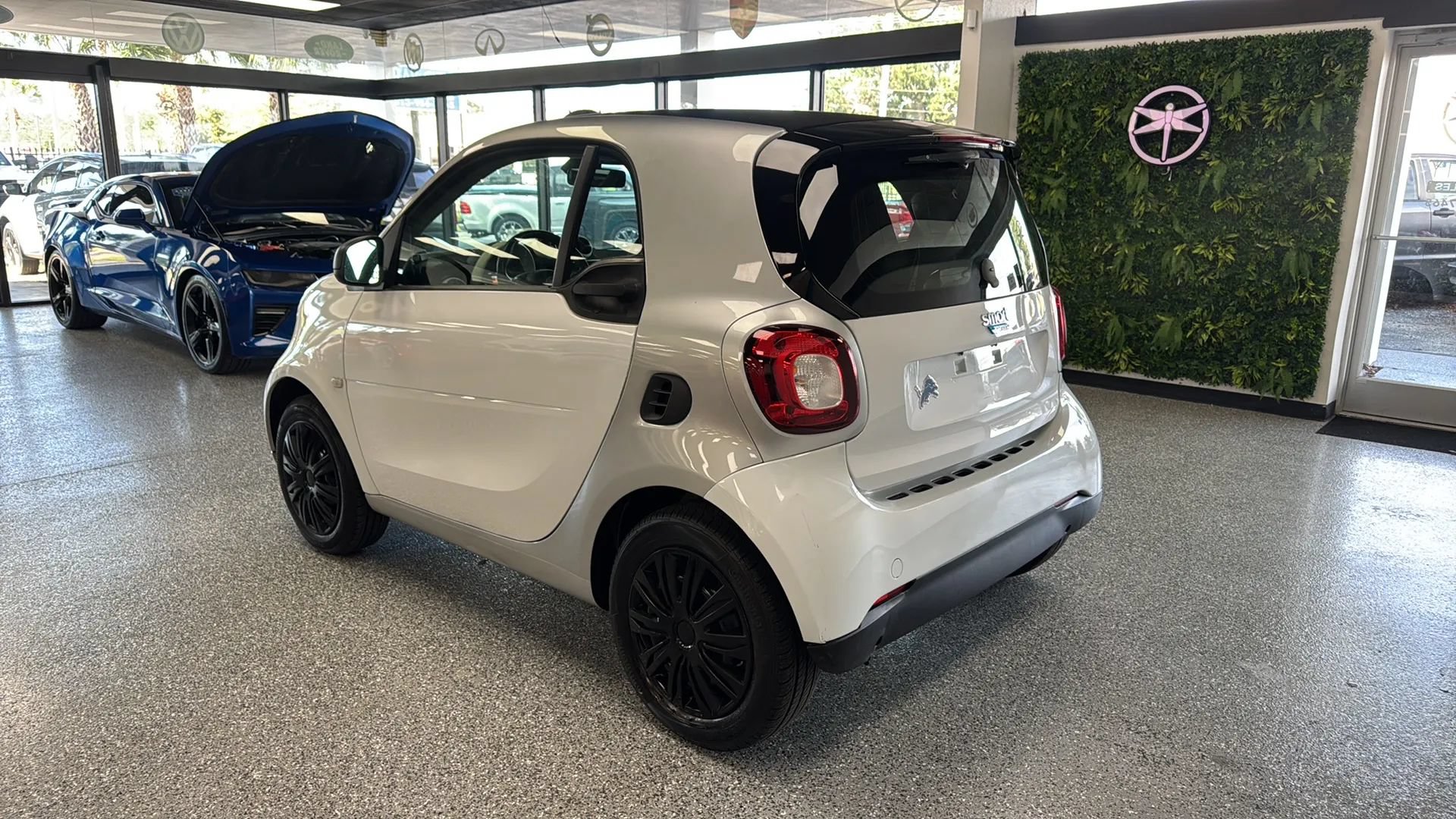 Used 2017 smart fortwo pure RWD image 3