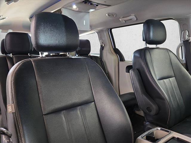 Used 2016 Chrysler Town & Country Touring FWD image 20