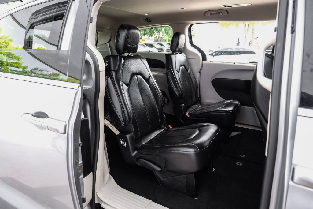 Used 2021 Chrysler Pacifica Touring-L FWD image 38
