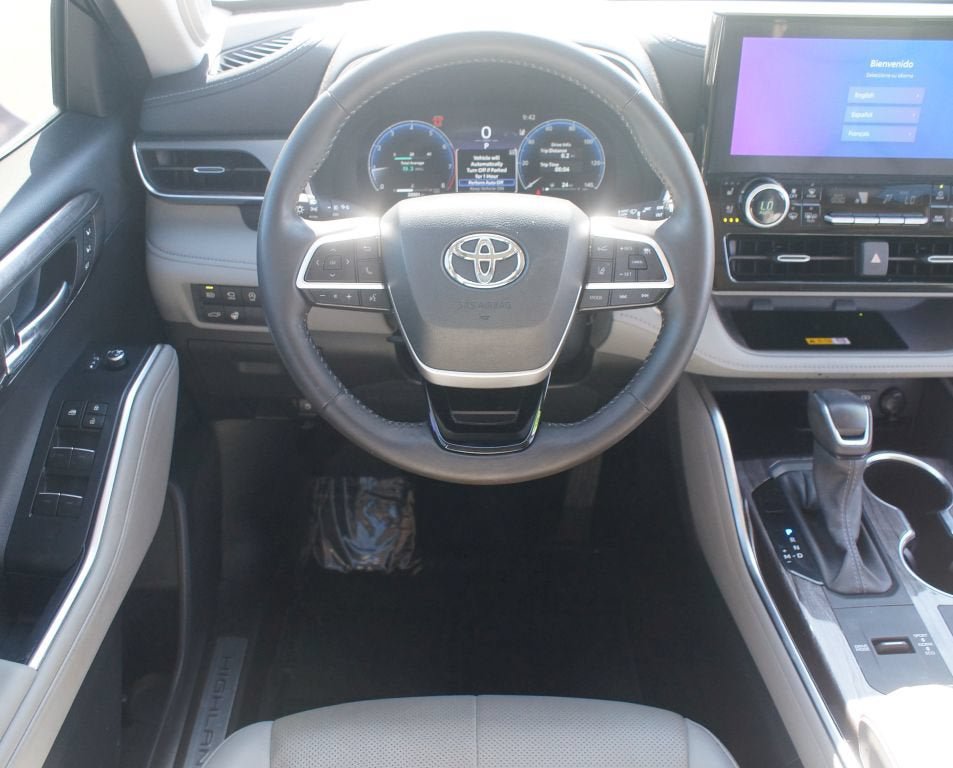 Used 2024 Toyota Highlander Limited FWD image 5
