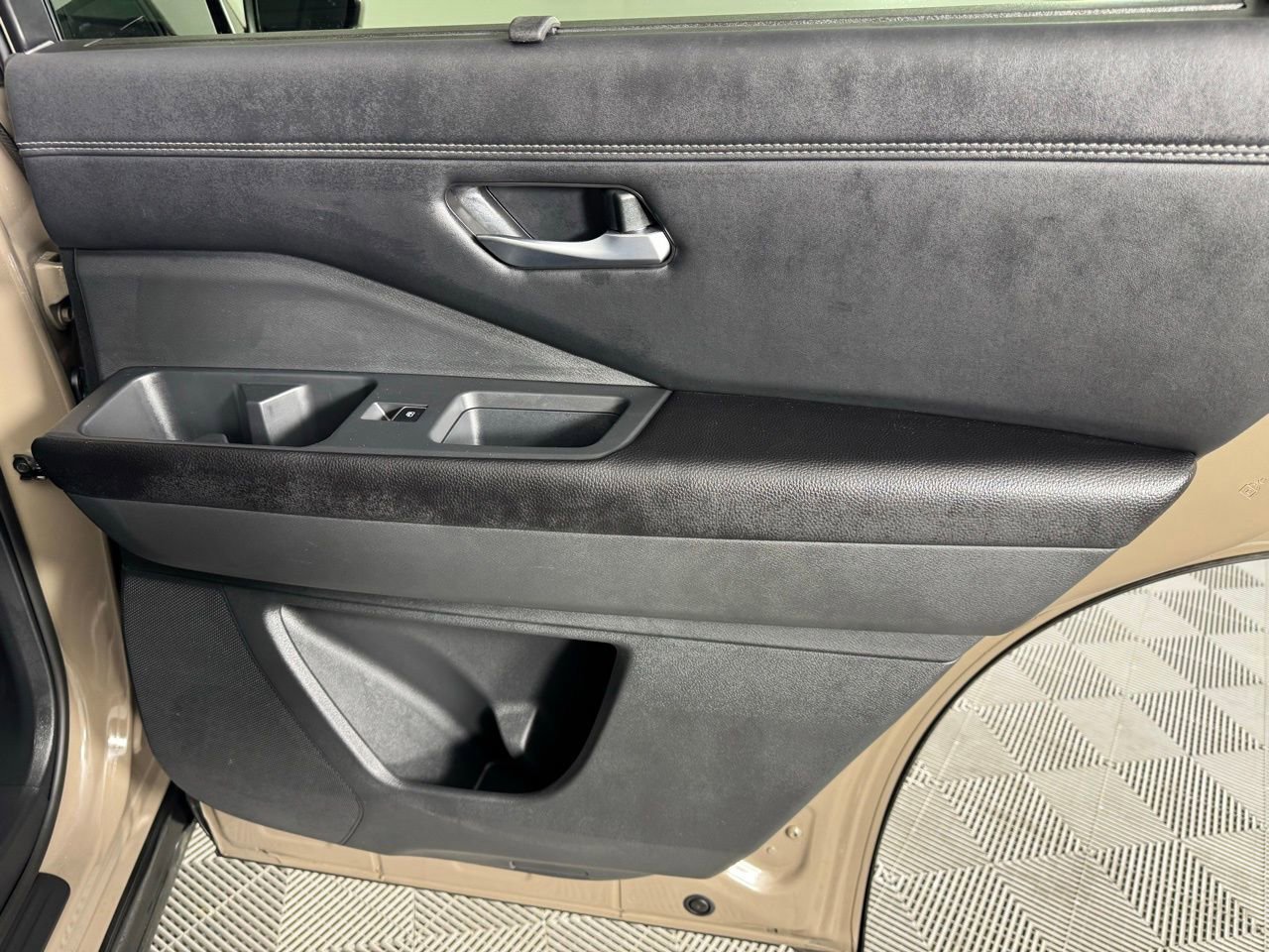 Used 2024 Nissan Pathfinder Platinum image 29