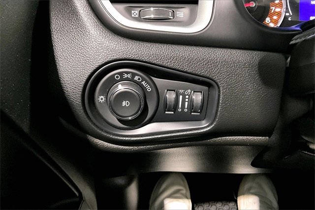 Used 2019 Jeep Renegade Latitude w/ Cold Weather Group image 16