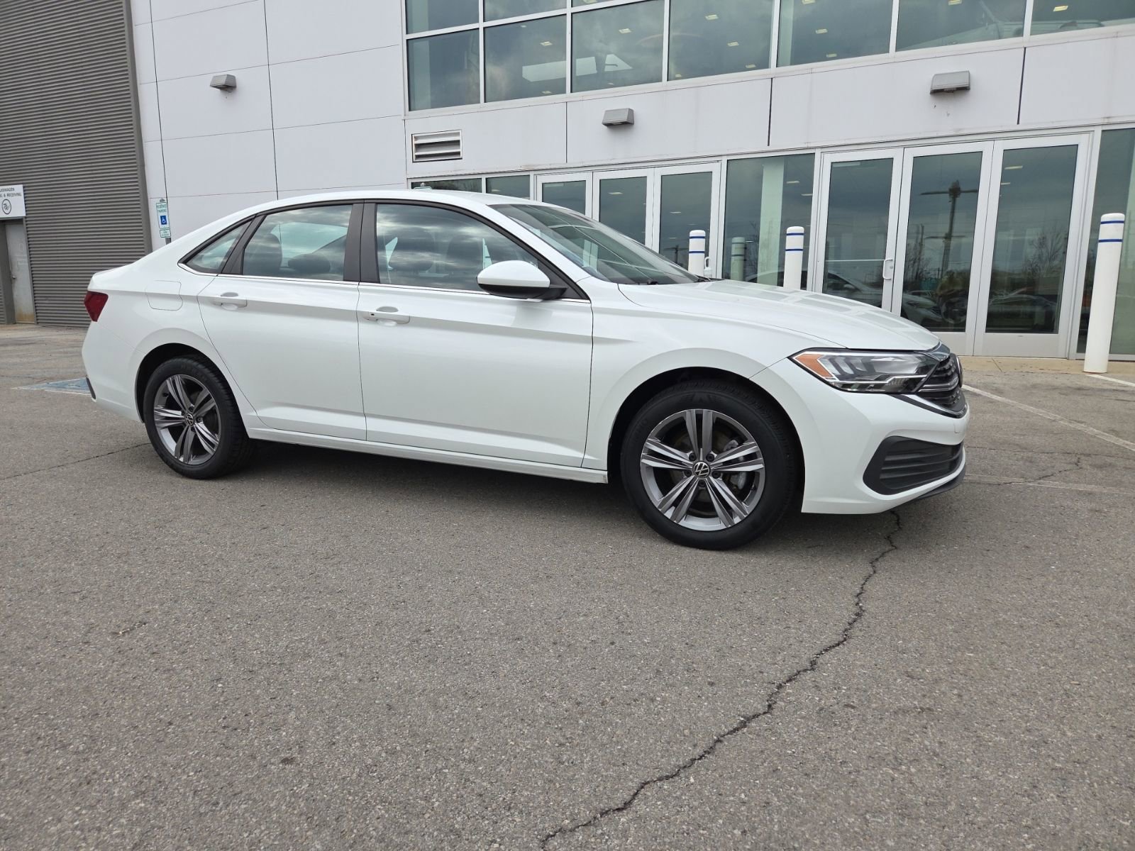 Certified 2022 Volkswagen Jetta SE FWD image 2