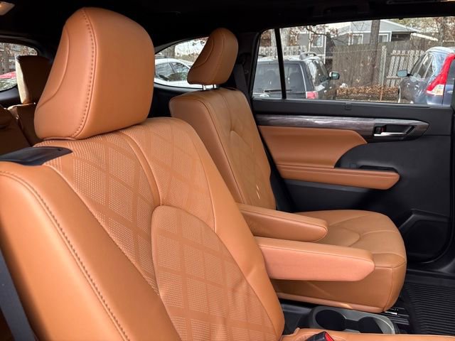 Used 2024 Toyota Highlander Platinum image 33