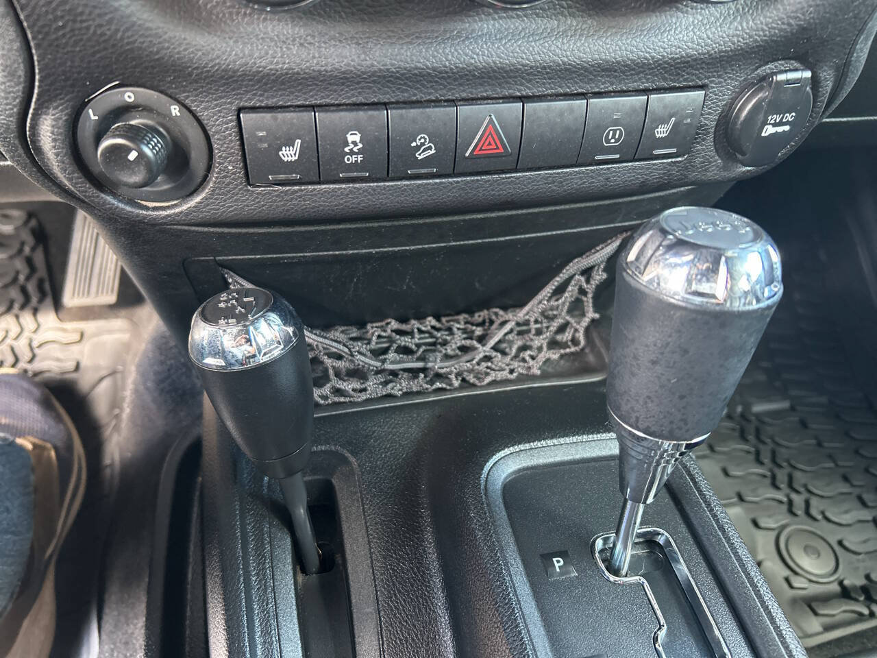 Used 2017 Jeep Wrangler Unlimited Sahara AWD/4WD image 13