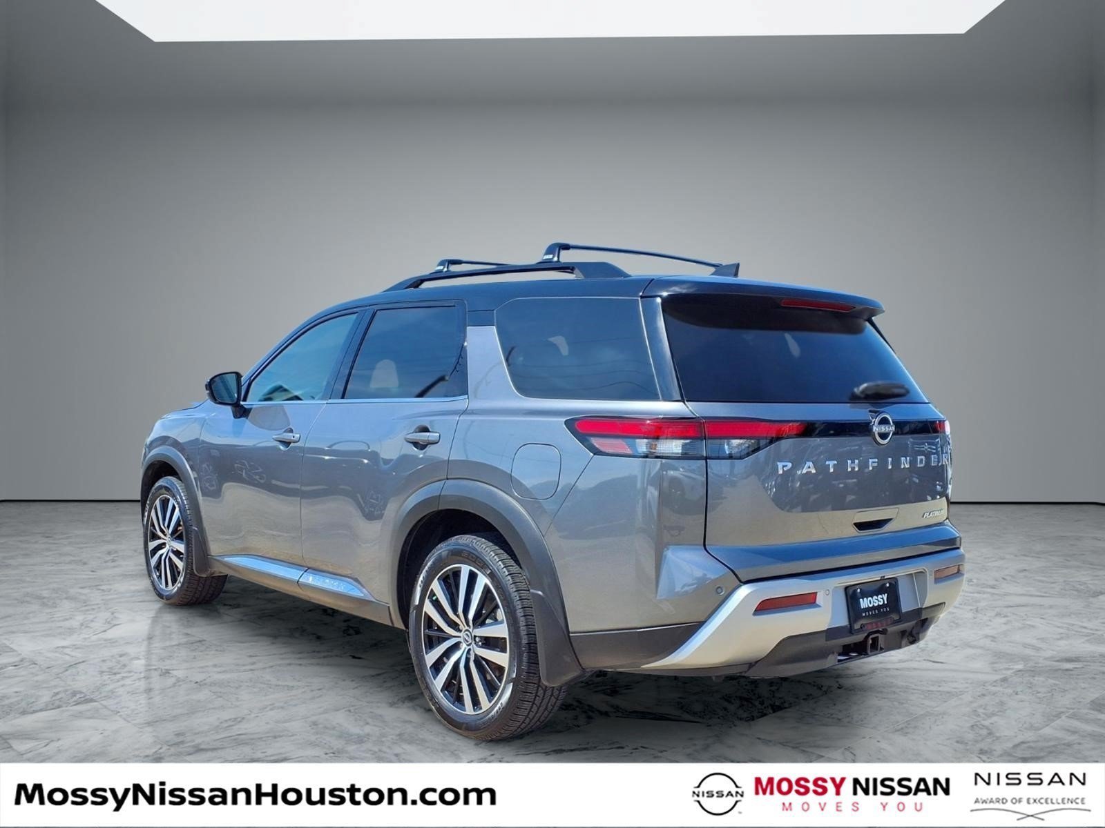 Used 2024 Nissan Pathfinder Platinum FWD image 2