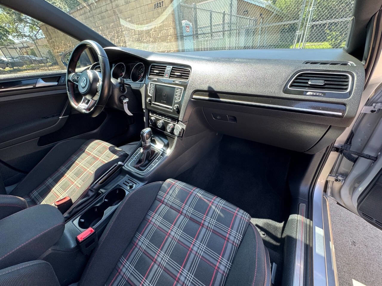 Used 2016 Volkswagen Golf 4-Door FWD image 32