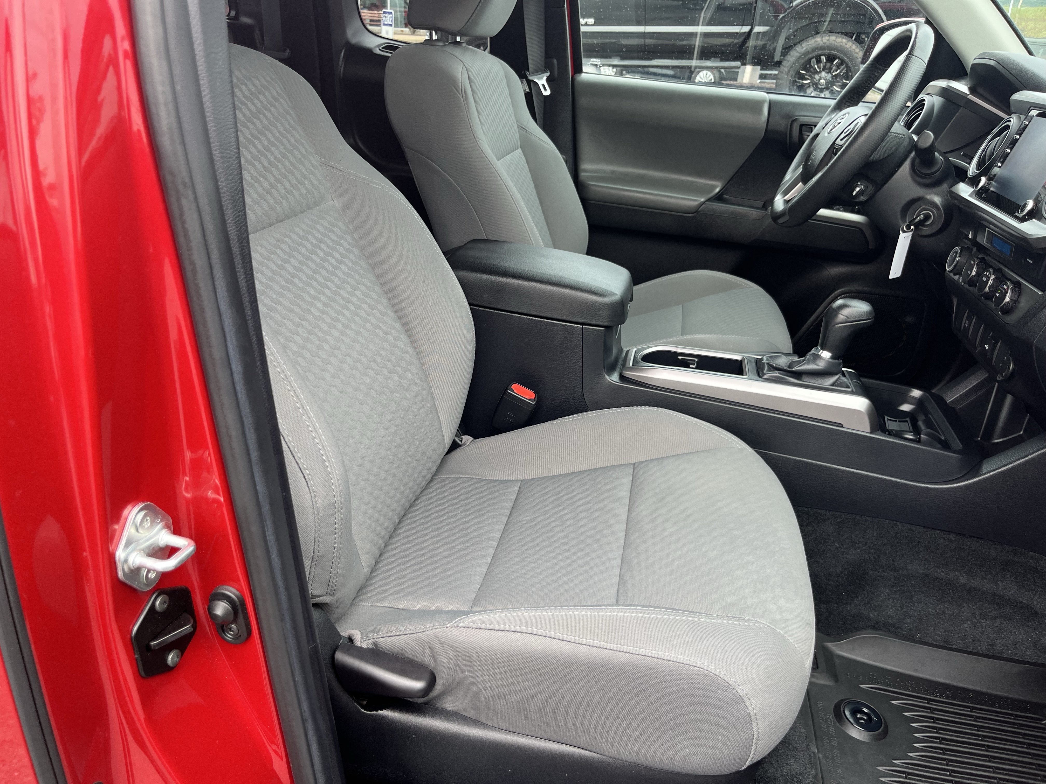 Used 2022 Toyota Tacoma SR5 AWD/4WD image 3