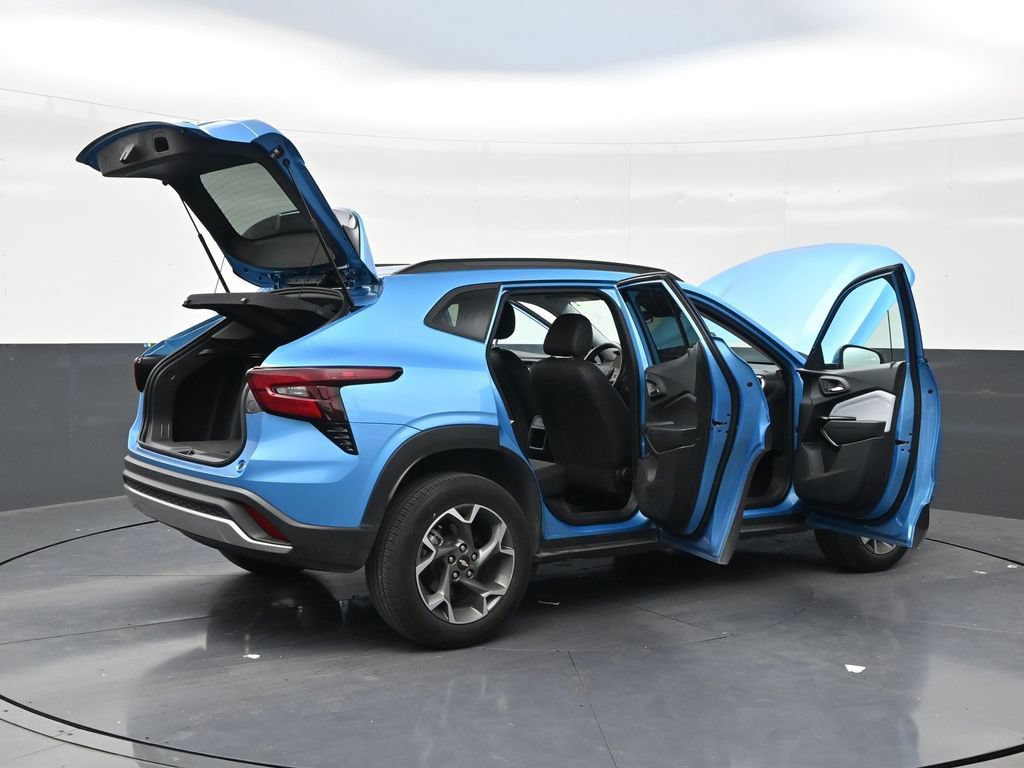 Used 2025 Chevrolet Trax LT FWD image 27