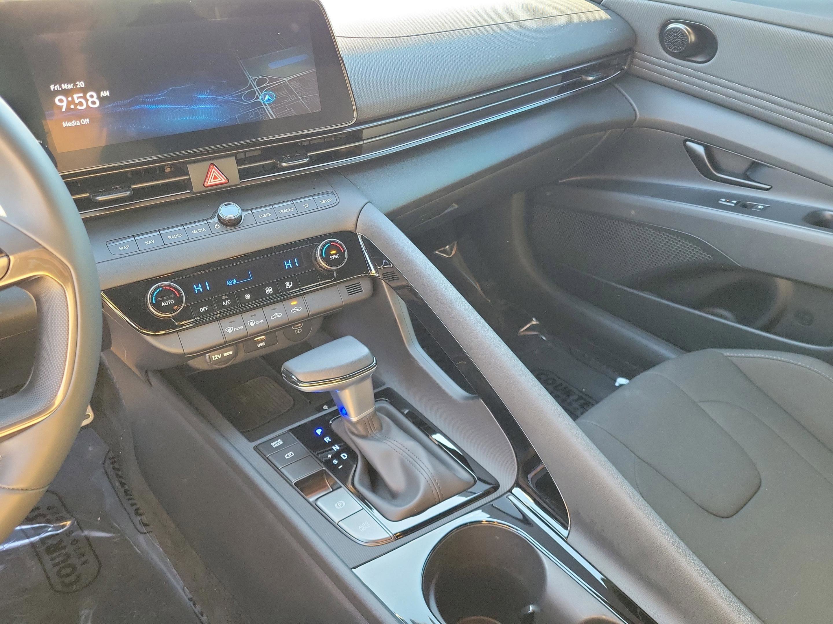 Used 2025 Hyundai Elantra SEL image 31