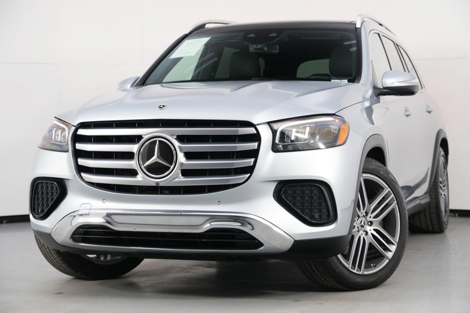 Used 2024 Mercedes-Benz GLS 450 4MATIC image 3