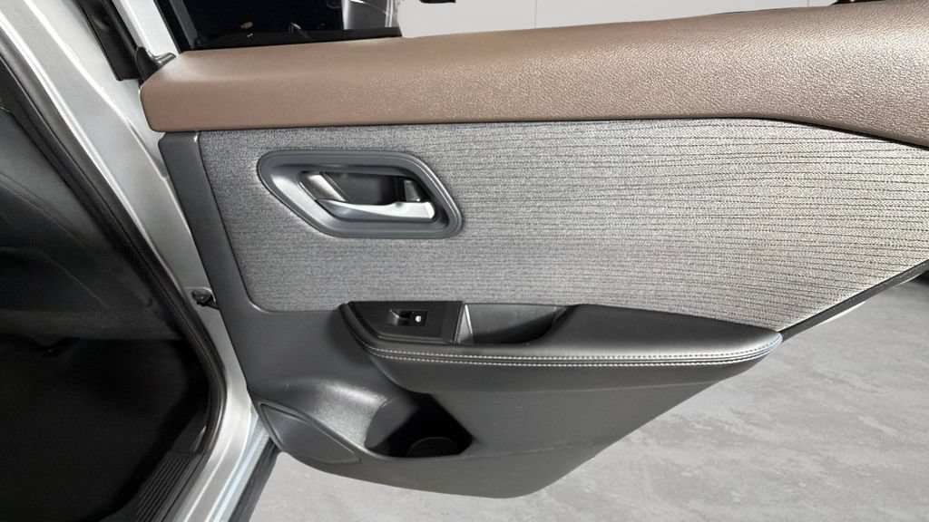 Used 2021 Nissan Rogue SV FWD image 32