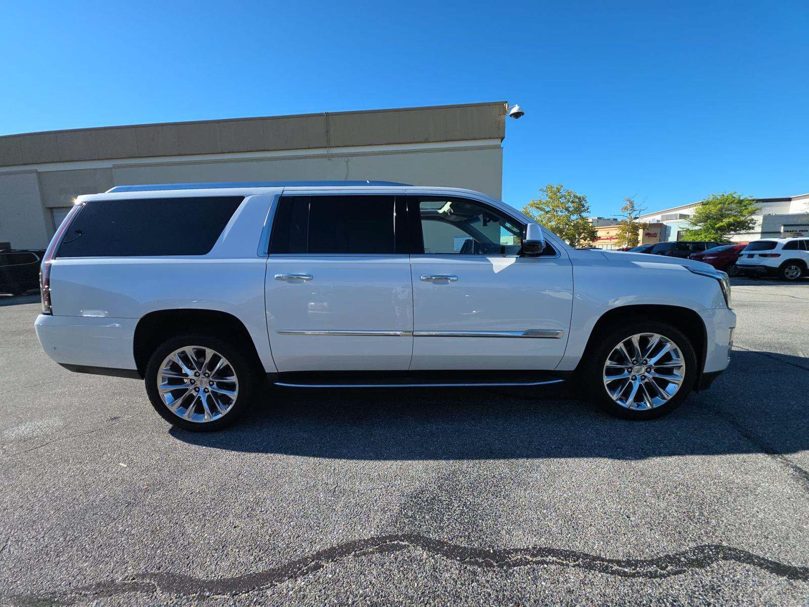 Used 2018 Cadillac Escalade ESV Luxury AWD/4WD image 2
