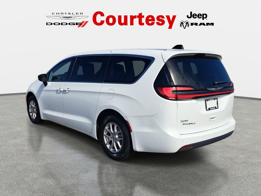 Used 2024 Chrysler Pacifica Touring-L image 6
