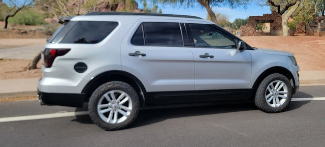 Used 2017 Ford Explorer FWD image 2