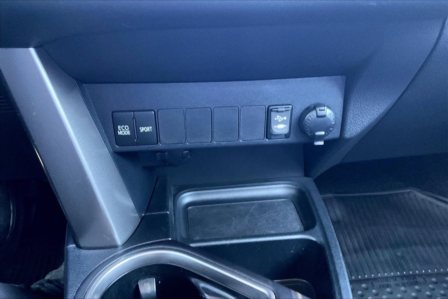 Used 2017 Toyota RAV4 XLE image 31
