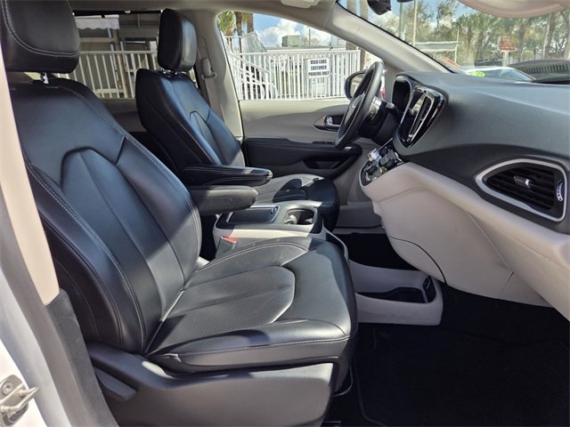 Certified 2023 Chrysler Pacifica Touring-L image 20