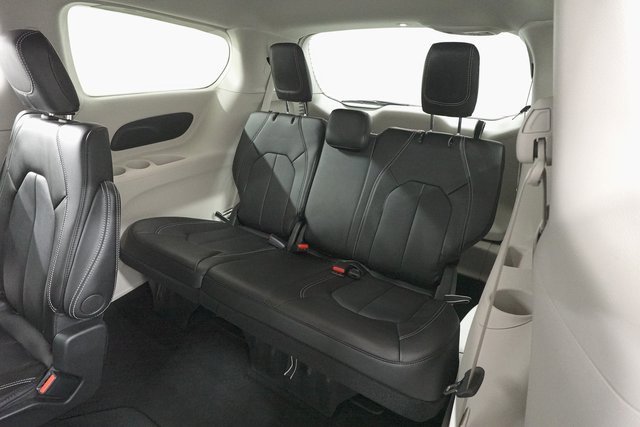 Used 2024 Chrysler Pacifica Touring-L image 24