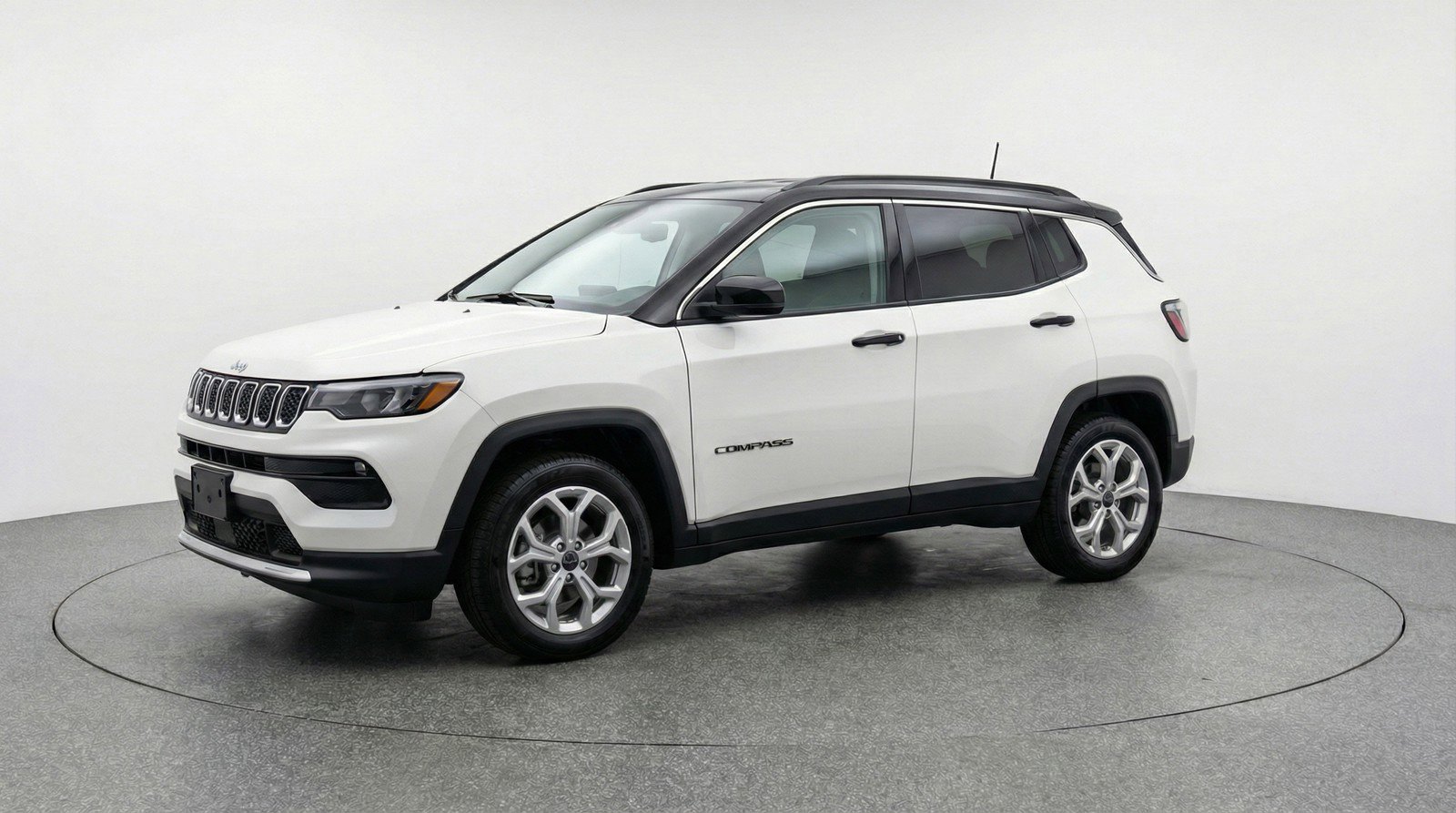 Used 2025 Jeep Compass Latitude image 3