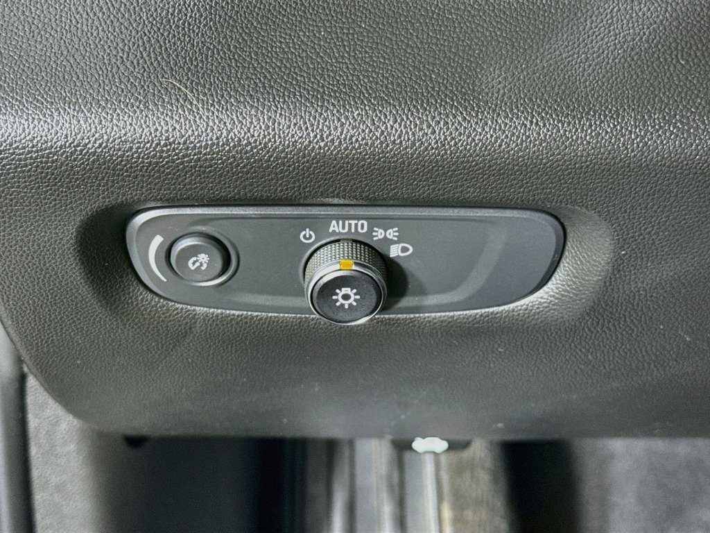 Used 2023 Chevrolet Traverse LT FWD image 18