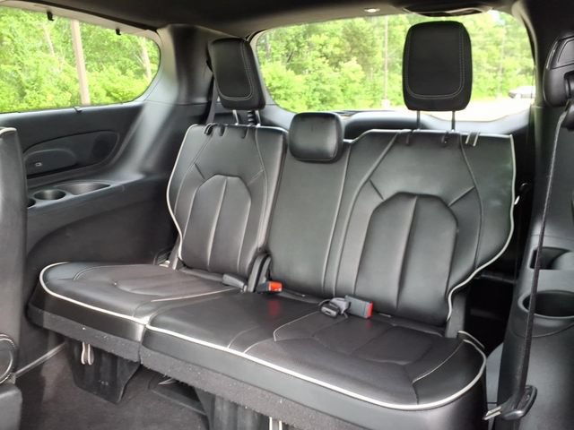 Used 2025 Chrysler Pacifica Limited FWD image 17