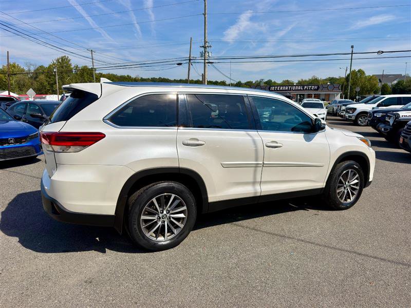 Used 2019 Toyota Highlander XLE AWD/4WD image 9