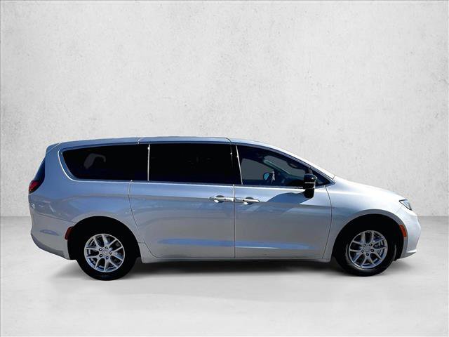 Used 2026 Chrysler Pacifica Select FWD image 5
