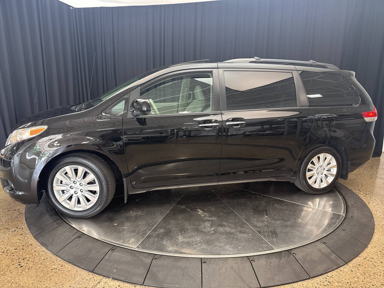Used 2013 Toyota Sienna XLE AWD/4WD image 3