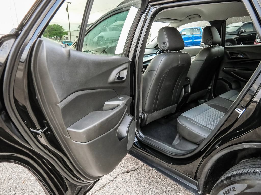 Used 2025 Chevrolet Trax LT FWD image 21