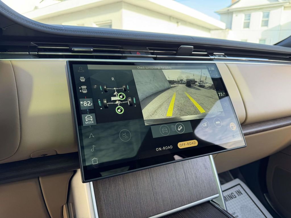 Used 2025 Land Rover Range Rover SE image 36