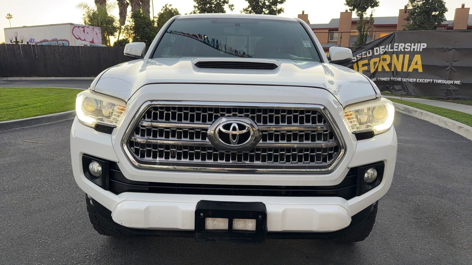 Used 2016 Toyota Tacoma TRD Sport image 10