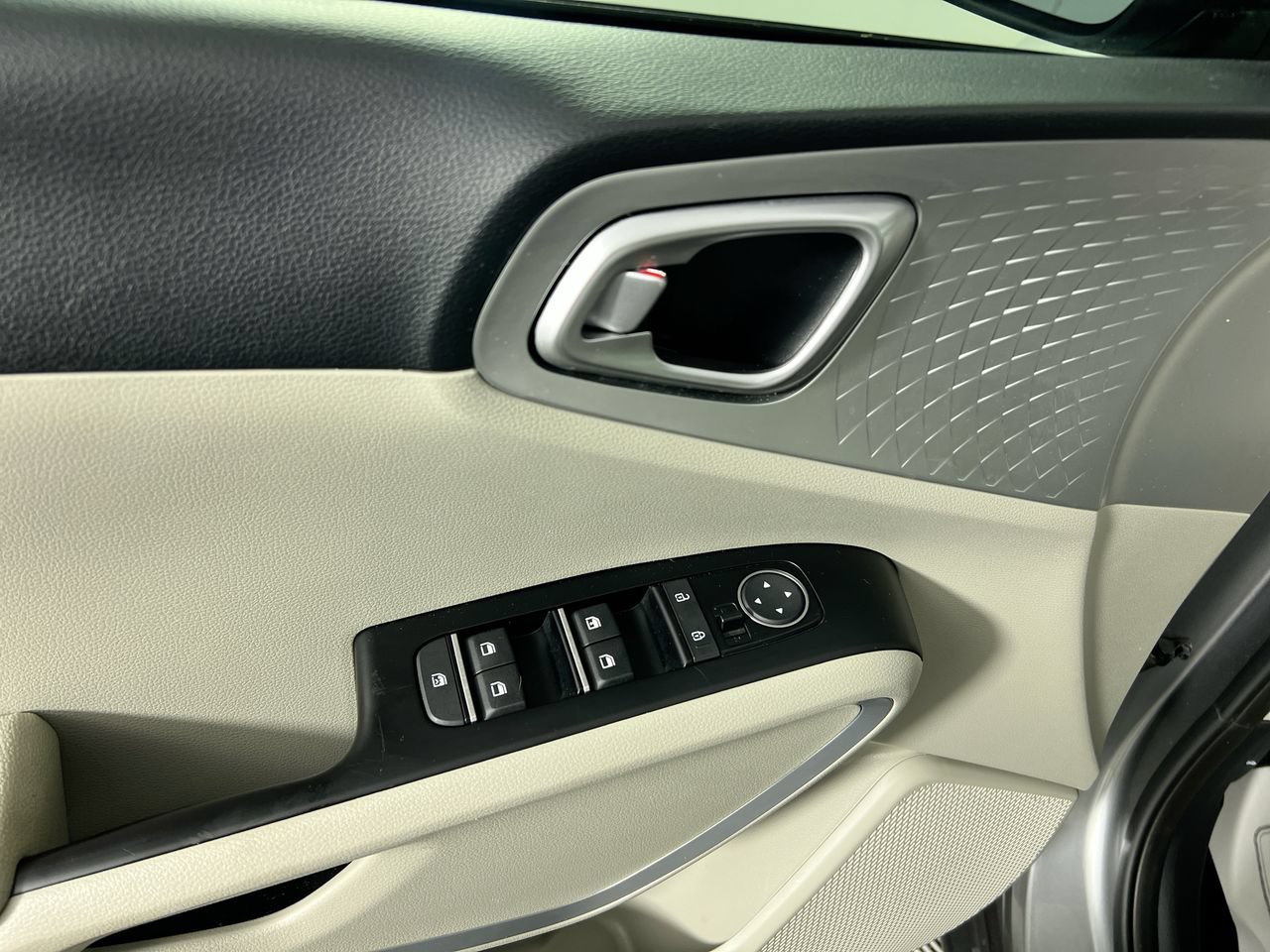Used 2023 Kia Soul LX w/ LX Technology Package FWD image 15
