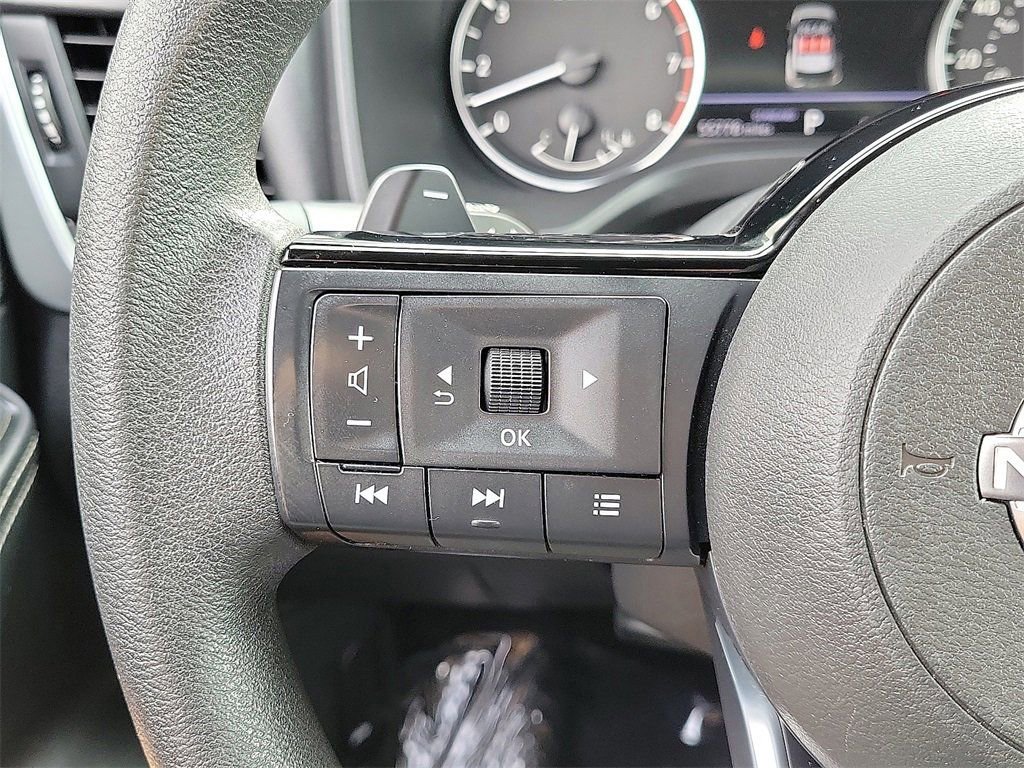 Used 2023 Nissan Rogue SV image 4