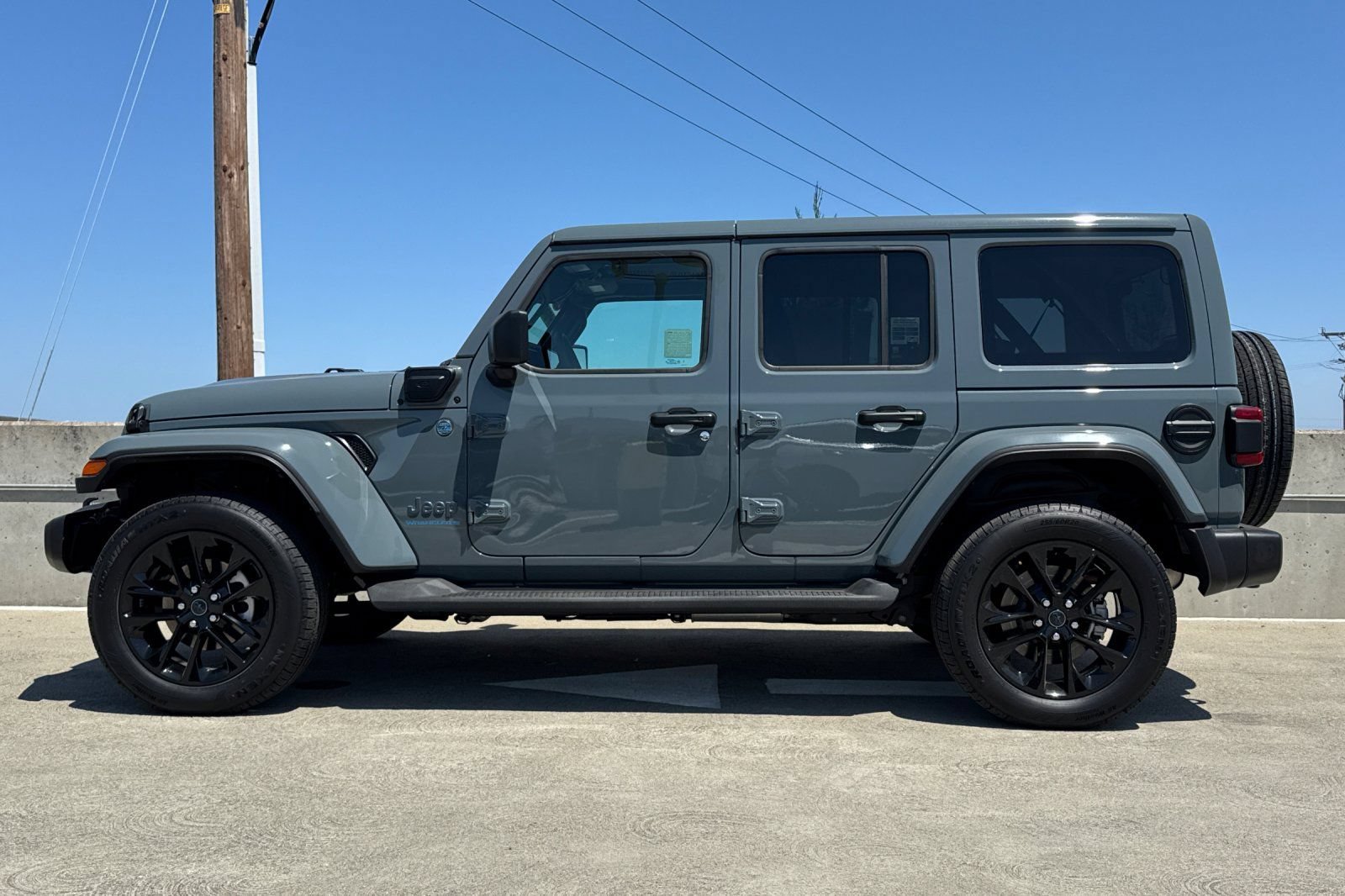 Used 2025 Jeep Wrangler Unlimited Sahara AWD/4WD image 7