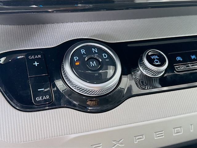 Used 2025 Ford Expedition Active image 17