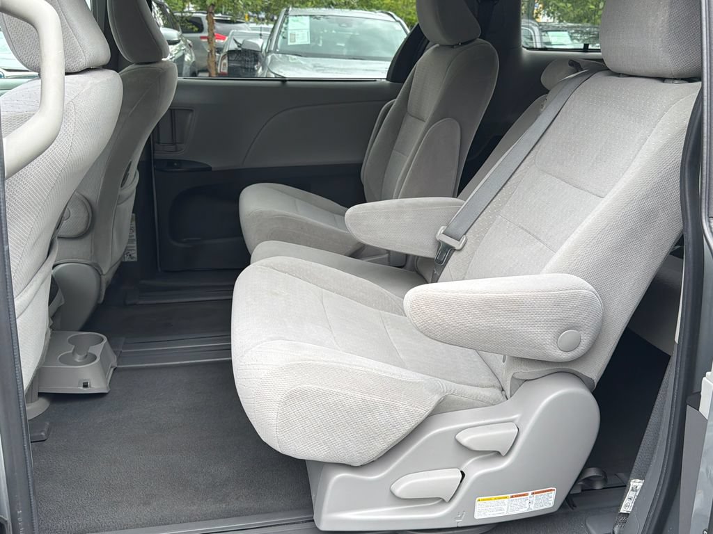 Used 2020 Toyota Sienna LE FWD image 17