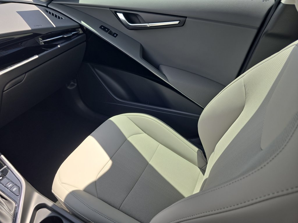 New 2026 Kia Niro EX FWD image 15