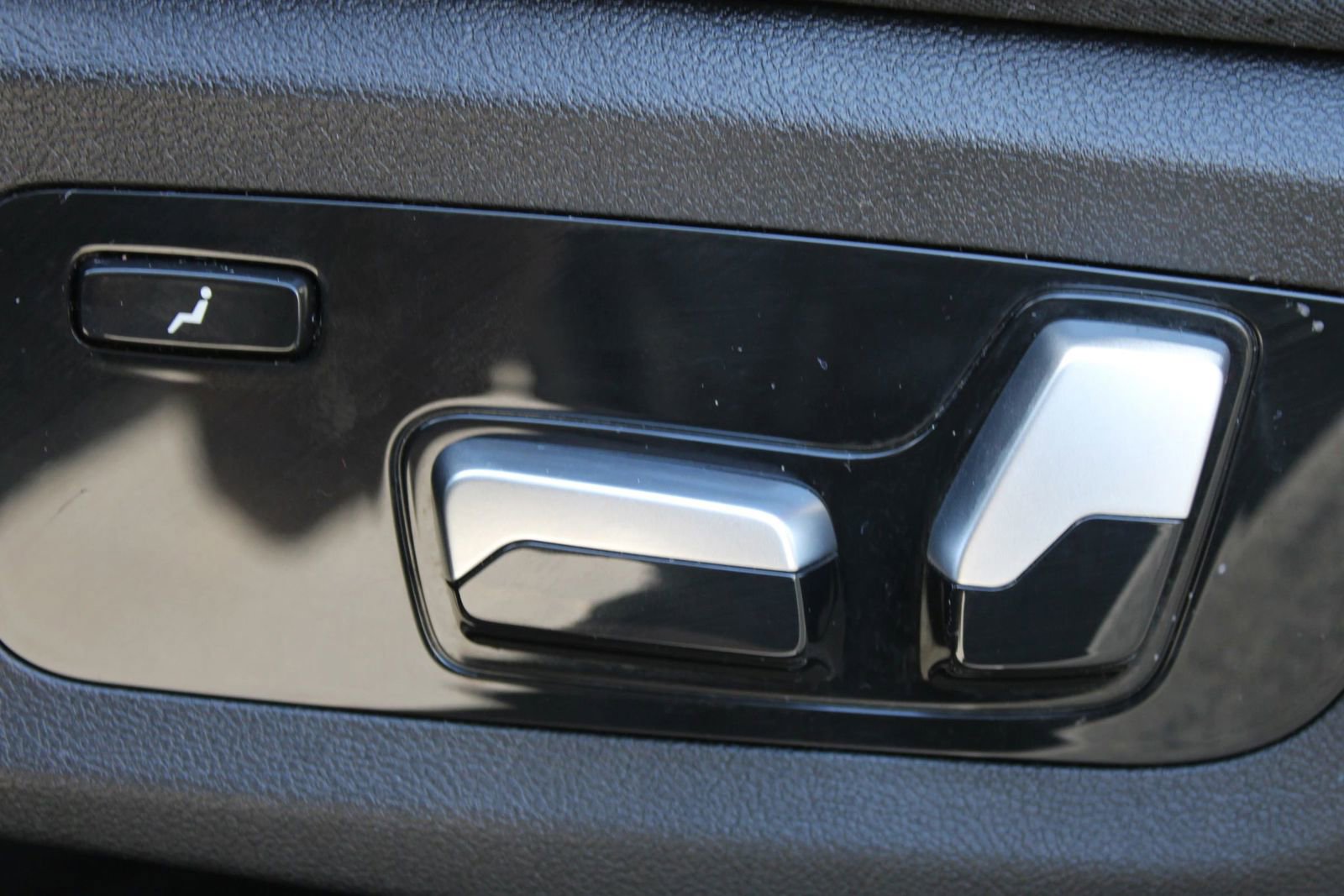 Used 2022 BMW X7 xDrive40i w/ Premium Package image 16