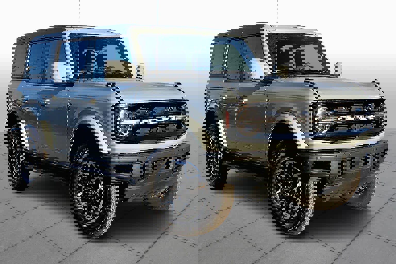 Used 2023 Ford Bronco Outer Banks image 2