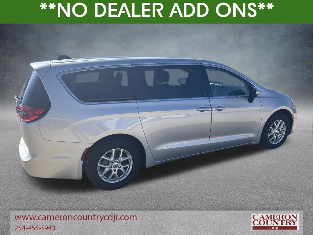 Used 2023 Chrysler Pacifica Touring-L FWD image 5