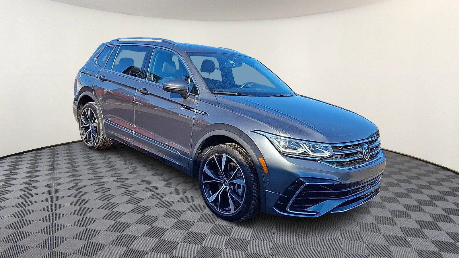 Used 2024 Volkswagen Tiguan SEL R-Line image 2