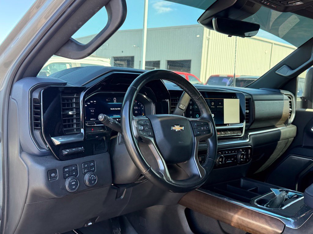 Used 2024 Chevrolet Silverado 2500 High Country w/ Technology Package AWD/4WD image 4