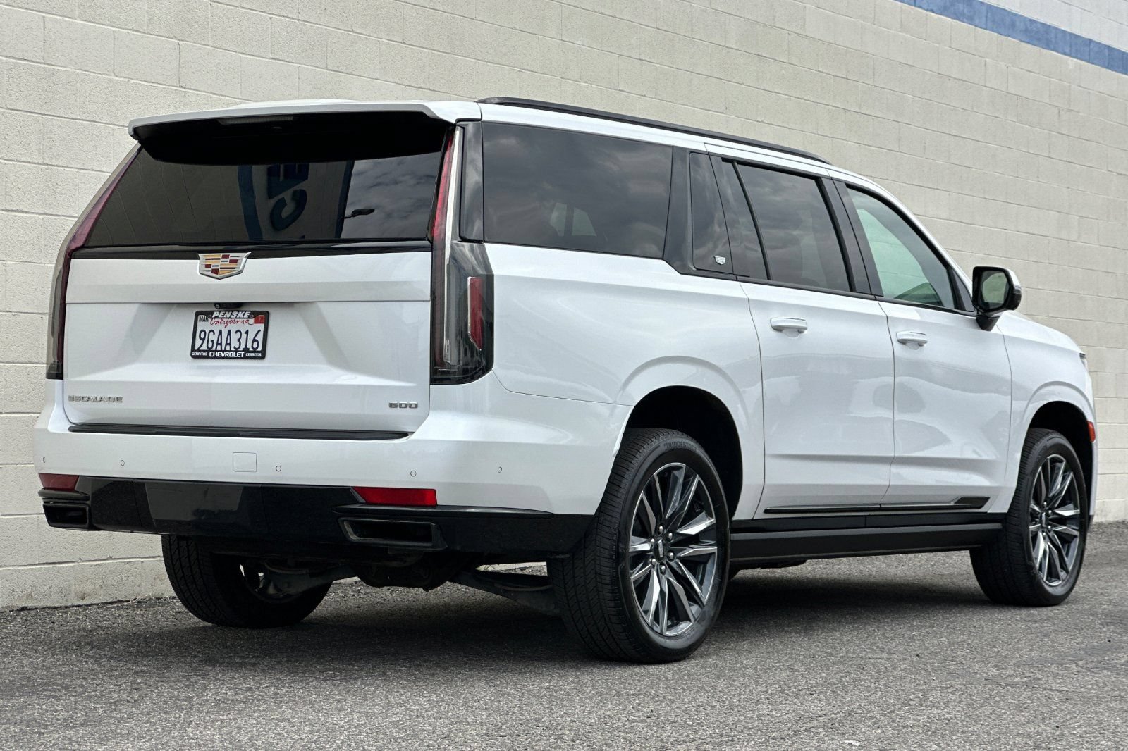 Certified 2023 Cadillac Escalade ESV Sport Platinum w/ Heavy-Duty Trailer Package AWD/4WD image 4