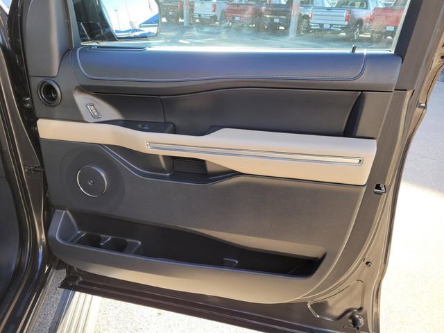 Used 2022 Ford Expedition Limited image 10