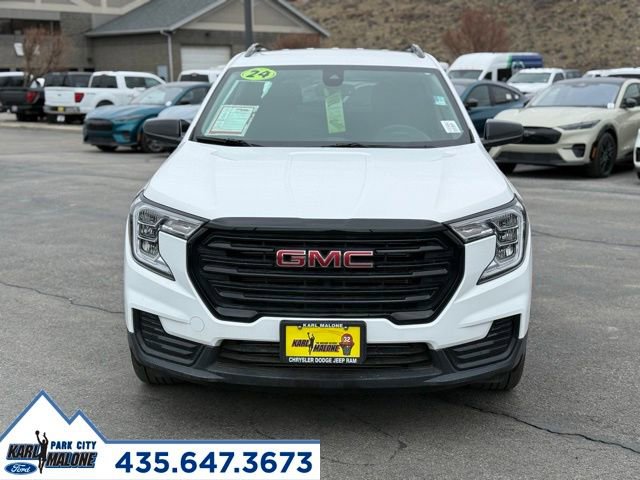 Used 2024 GMC Terrain SLE w/ Elevation Edition image 2
