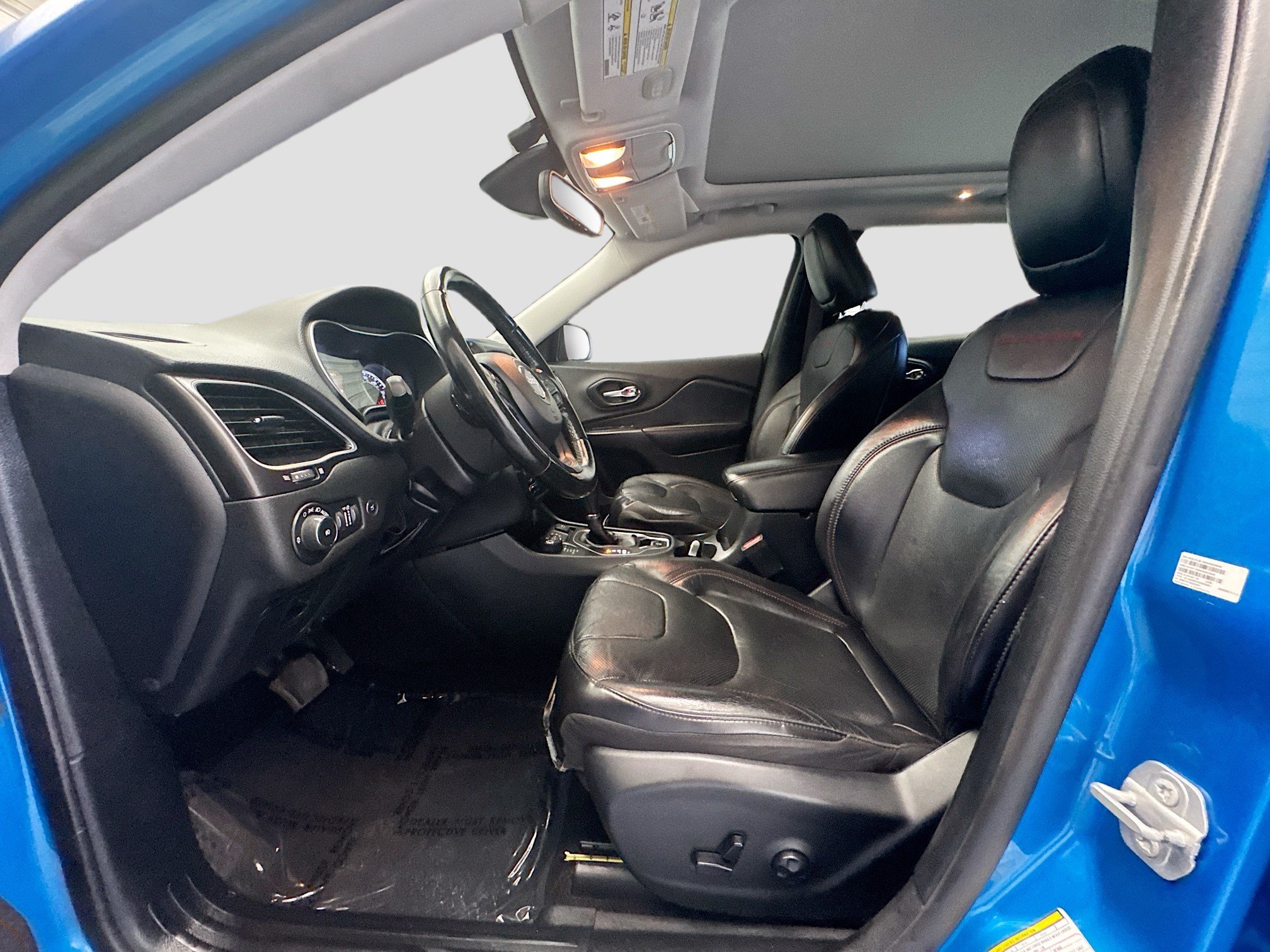 Used 2020 Jeep Cherokee Trailhawk AWD/4WD image 13