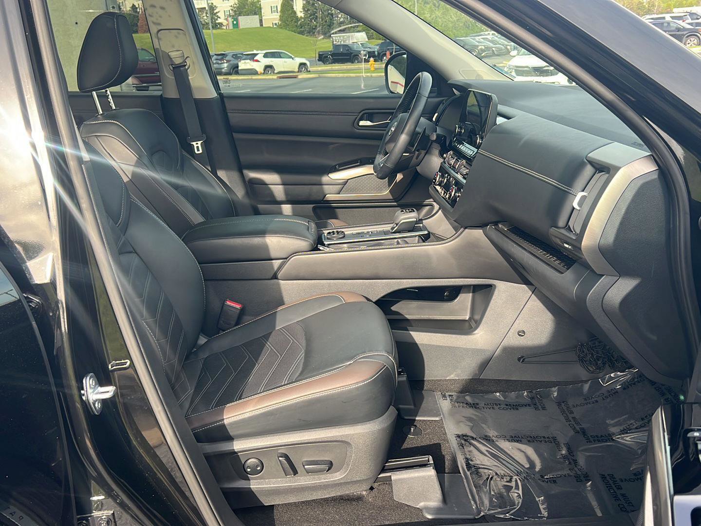 Used 2023 Nissan Pathfinder Platinum image 14