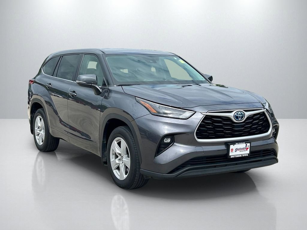 Used 2023 Toyota Highlander LE FWD image 3