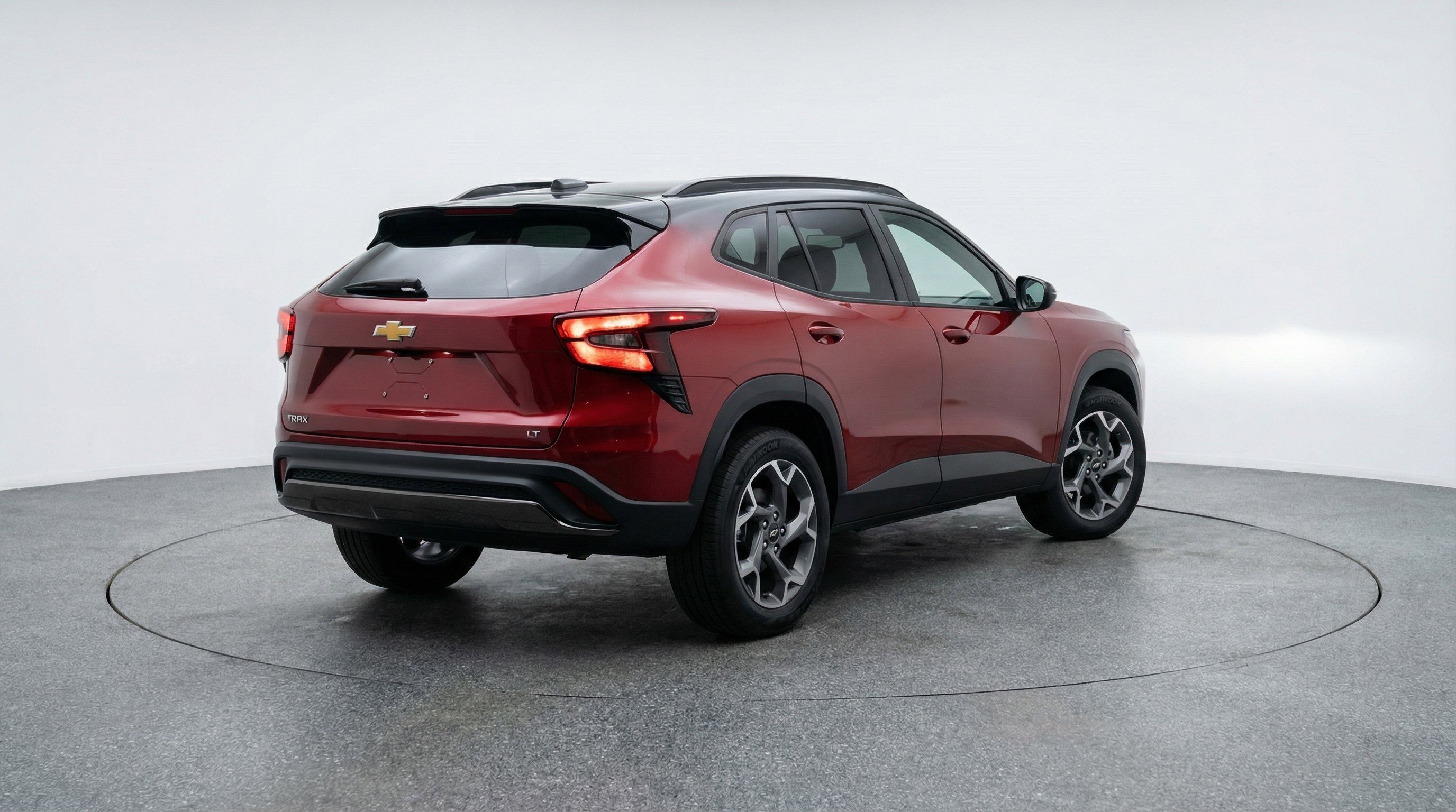Used 2025 Chevrolet Trax LT FWD image 9