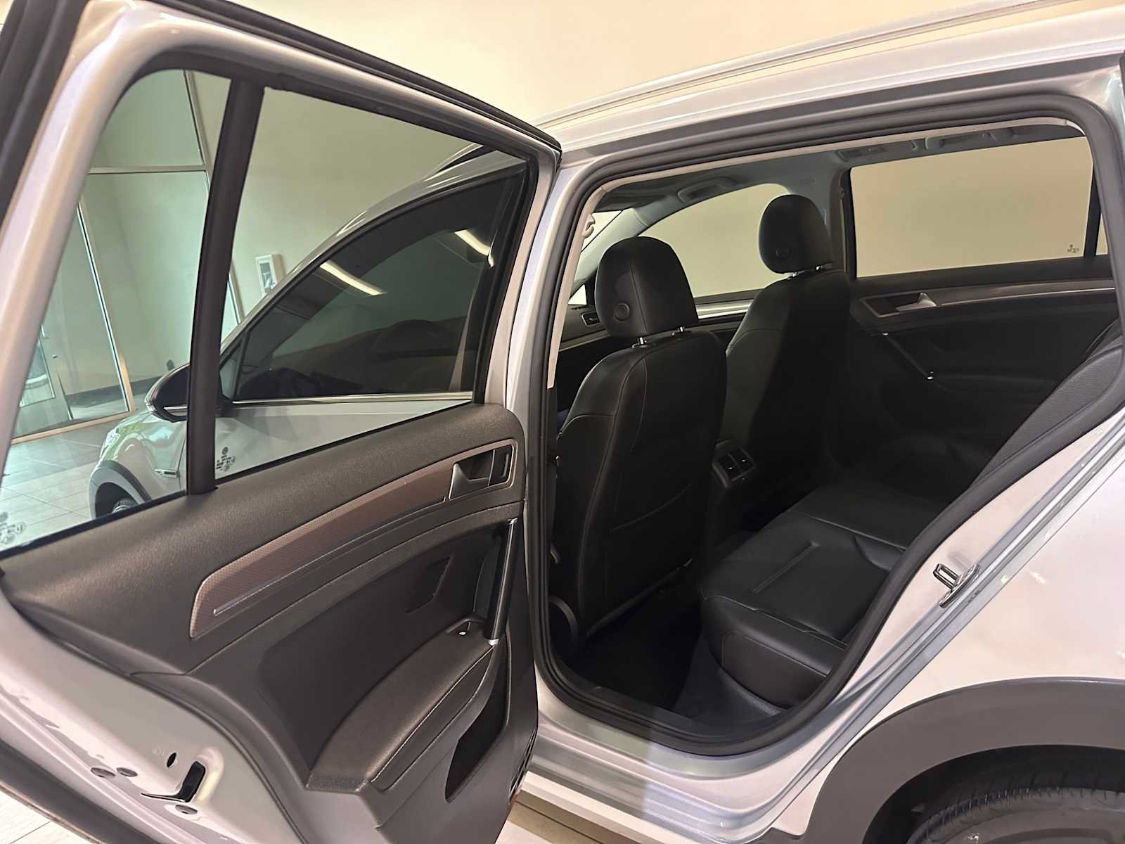 Used 2017 Volkswagen Golf Alltrack SEL AWD/4WD image 24